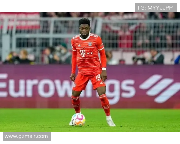 穿红色足球鞋的球星们展现速度与力量的精彩瞬间